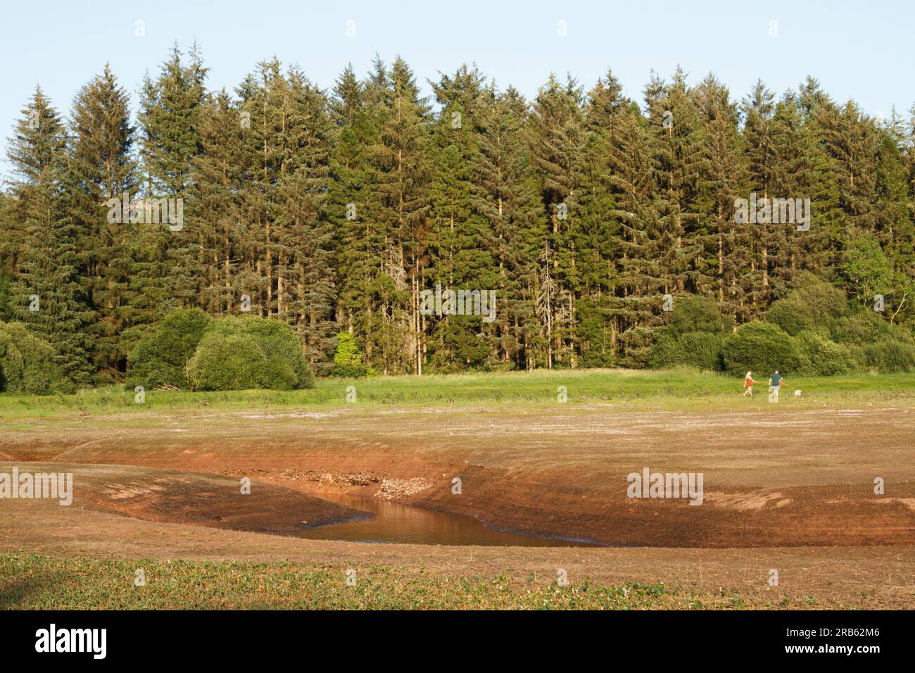 Llwyn Onn reservoir, Merthyr Tydfil, South Wales, UK. 7 July 2023.  Lower water levels than normal after weeks of warm weather.  Streams running into the reservoir are starting to dry  Credit: Andrew Bartlett/Alamy Live News. Stock Photo