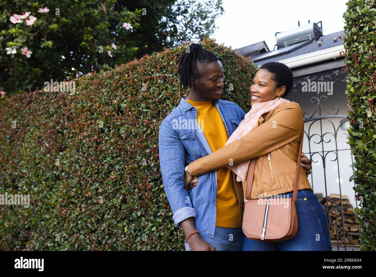 Black family smiling outside house hi-res stock photography and images ...