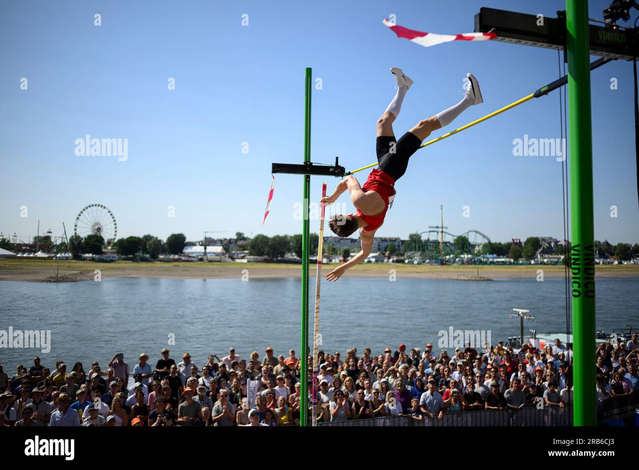 Dusseldorf, Deutschland. 07th July, 2023. Feature, Hendrik MUELLER (Muller) TSV Bayer o4 Leverkusen) action, in front of spectators and the river Rhine, men's final pole vault, on 07.07.2022 in Duesseldorf/Germany The finals 2023 Rhine-Ruhr from 06.07 - 09.07.2023 Credit: dpa/Alamy Live News Stock Photo