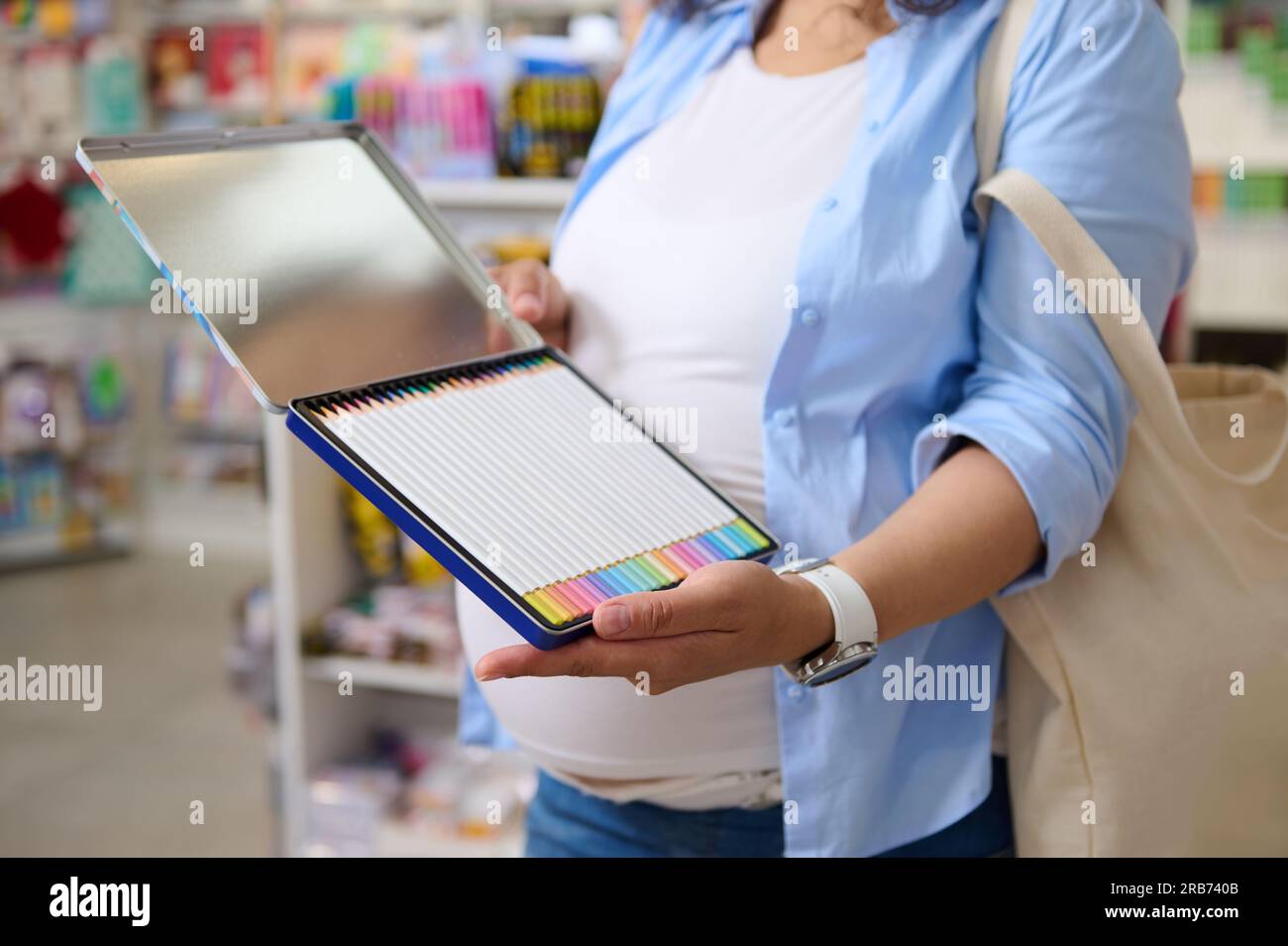 Woman artist holding pencils hi-res stock photography and images - Alamy