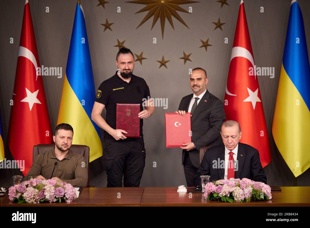 Istanbul, Turkey. 08th July, 2023. Ukrainian Minister of Strategic Industries Oleksandr Kamyshin, 2nd left, and Turkish Minister of Industry and Technology Mehmet Fatih Kacir, 2nd right, hold a signed memorandum as Turkish President Recep Tayyip Erdogan, right, and Ukrainian President Volodymyr Zelenskyy, left, look on during a signing ceremony at the Vahdettin Mansion, July 8, 2023 in Istanbul, Turkey. Credit: Ukraine Presidency/Ukraine Presidency/Alamy Live News Stock Photo