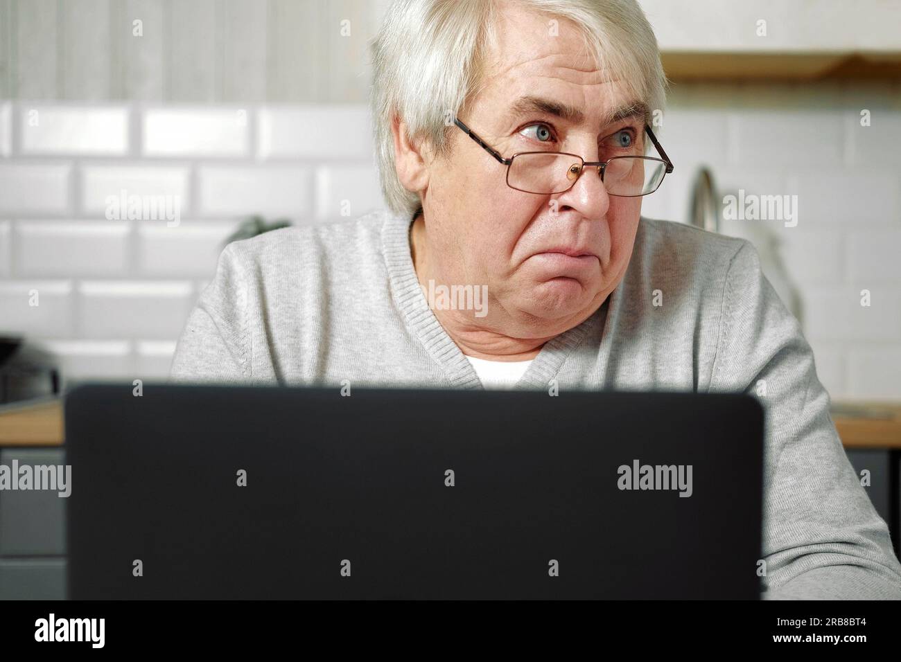 Grey haired man wearing glasses hi-res stock photography and images - Alamy