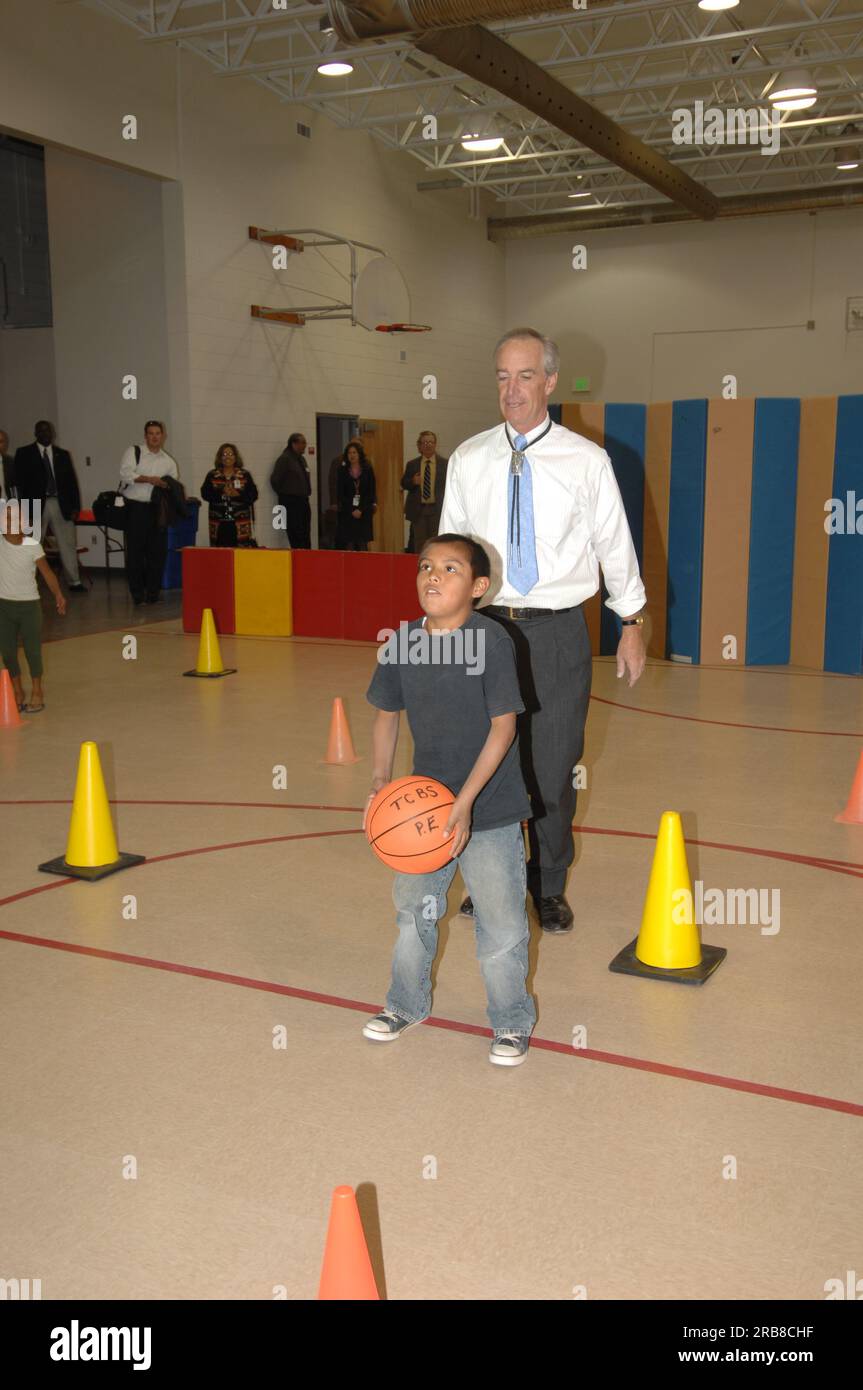 Visit of Secretary Dirk Kempthorne to the Tuba City Boarding School on