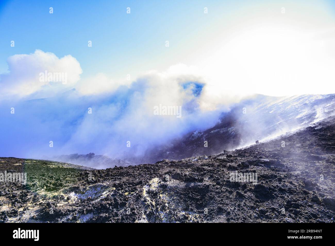 Etna-Sicilia - Panorama in cima al cratere del vulcano durante giornata di sole ed emissioni di fumo vapore e gas Stock Photo