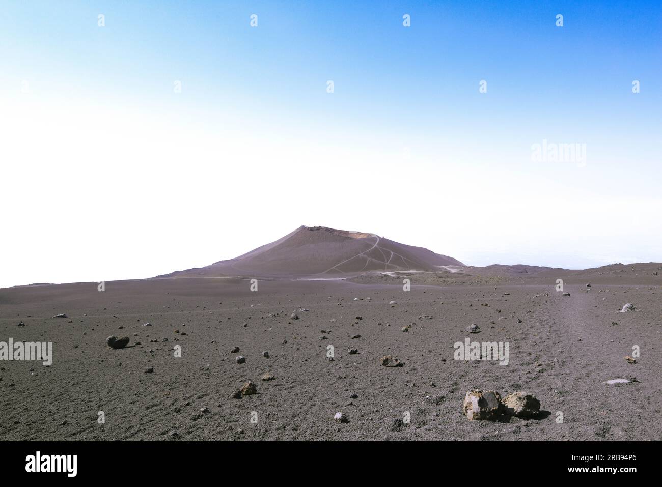 Etna - vista sul deserto lavico e su un cratere laterale durante giornata estiva di  sole e cielo blu Stock Photo
