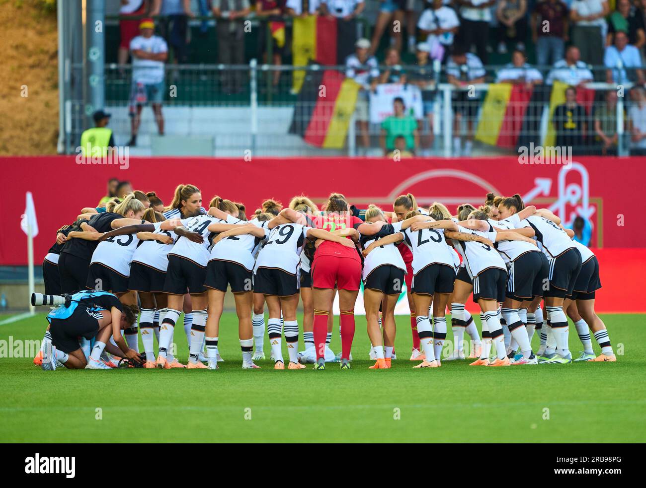 Teamkreisel, Mannschaftskreis, Beschwoerung, team circle, Umarmung, Besprechung, Einschwoeren, Beschwoeren, evangelization, team circle, embrace, meeting, inscribe, evangelize,  in the friendly DFB women match GERMANY - SAMBIA 2-3 Preparation for WM World Championships 2023 in Australia, New Zealand ,Season 2023/2024, on July 07, 2023  in Fürth, Germany.  © Peter Schatz / Alamy Live News Stock Photo