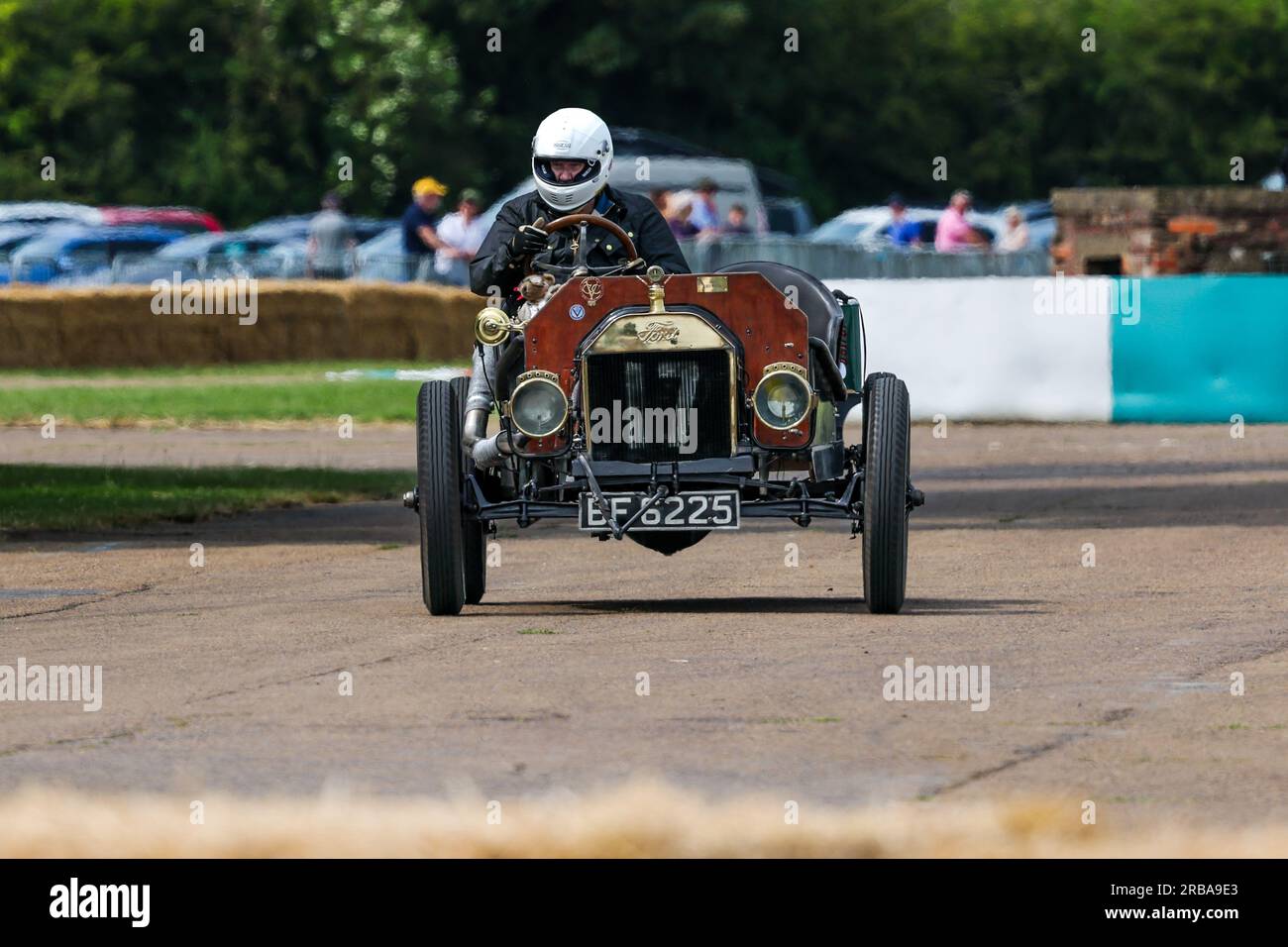 1920 Ford ‘BF 6225’ driven around the racetrack at the Bicester
