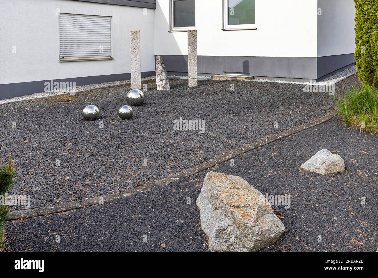 Gravel and grass in garden hi-res stock photography and images - Alamy