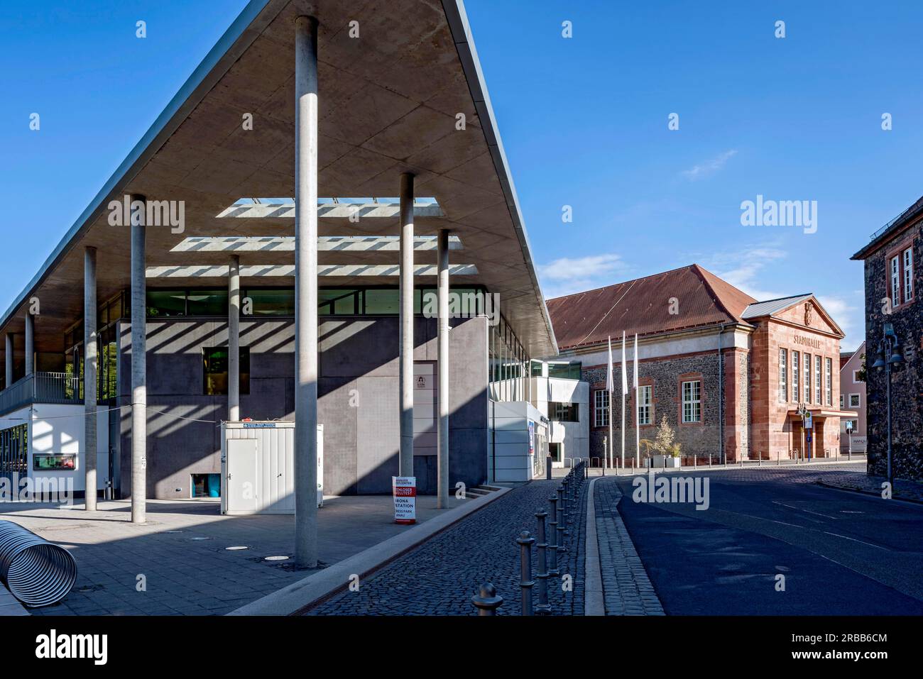 Congress Park for congresses and events, rear civic hall, baroque Marstall, modern and historic architecture, Schlossplatz, old town, Hanau, Hesse Stock Photo