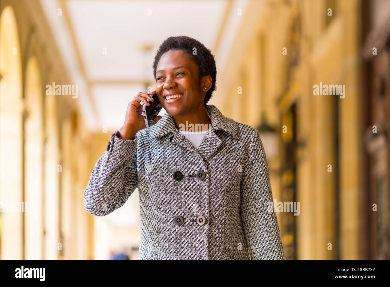 African business woman phone hi-res stock photography and images - Alamy