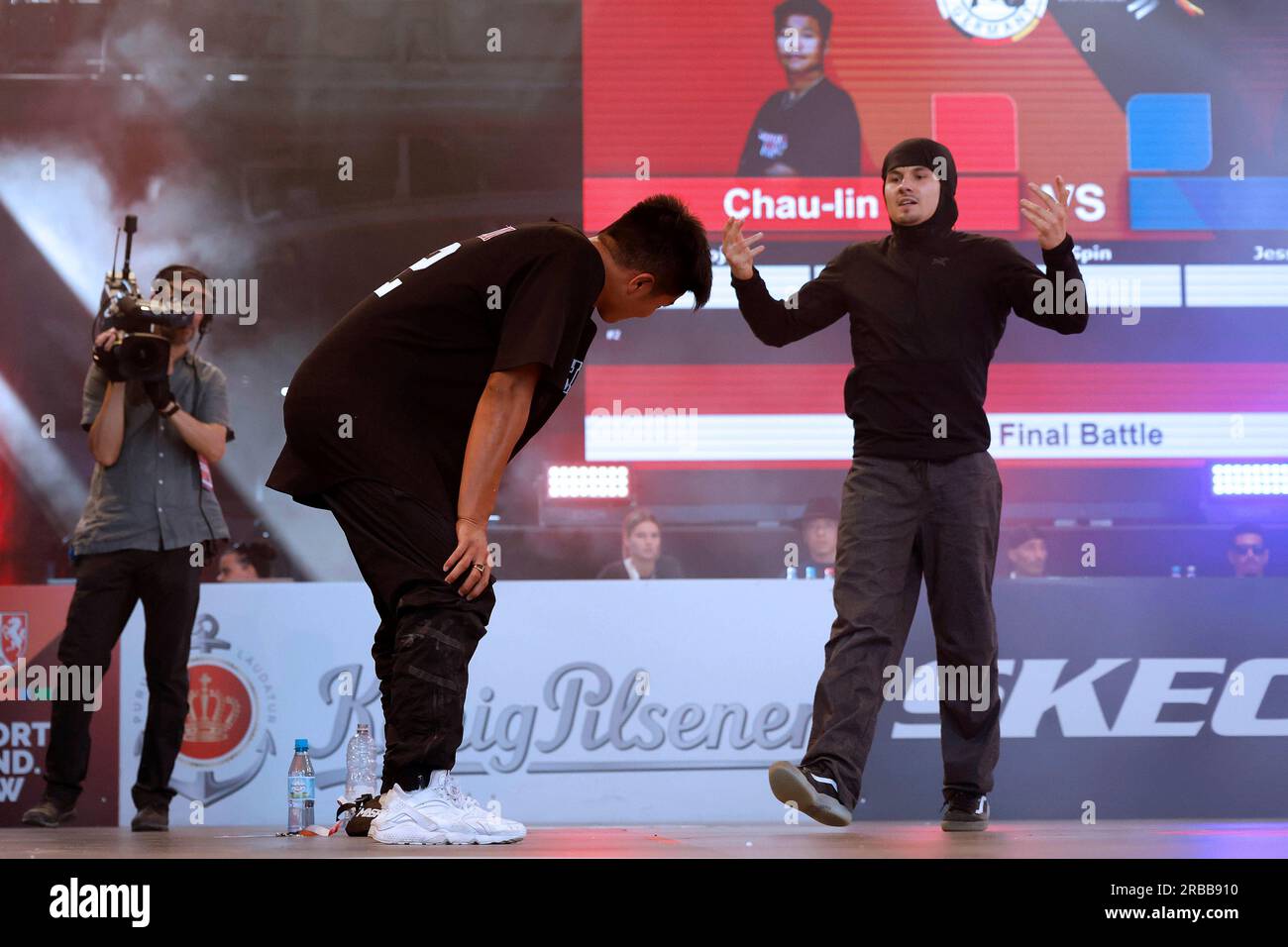 Die Finals 2023 Breaking Männer Deutsche Meisterschaft B-Boys Final am 08.07.2023 in der Gießhalle 1 im Landschaftspark Duisburg-Nord  in Duisburg Finale  CHAU-LIN (Bao Chau NGUYEN ) li.-  musste wegen einer Verletzung das Finale vorzeitig beenden und wird von seinem Kontrahenten M17 ( Mario ECKEL ) re.-getröstet, der damit den deutschen Meistertitel gewann Foto : Norbert Schmidt, Düsseldorf Stock Photo