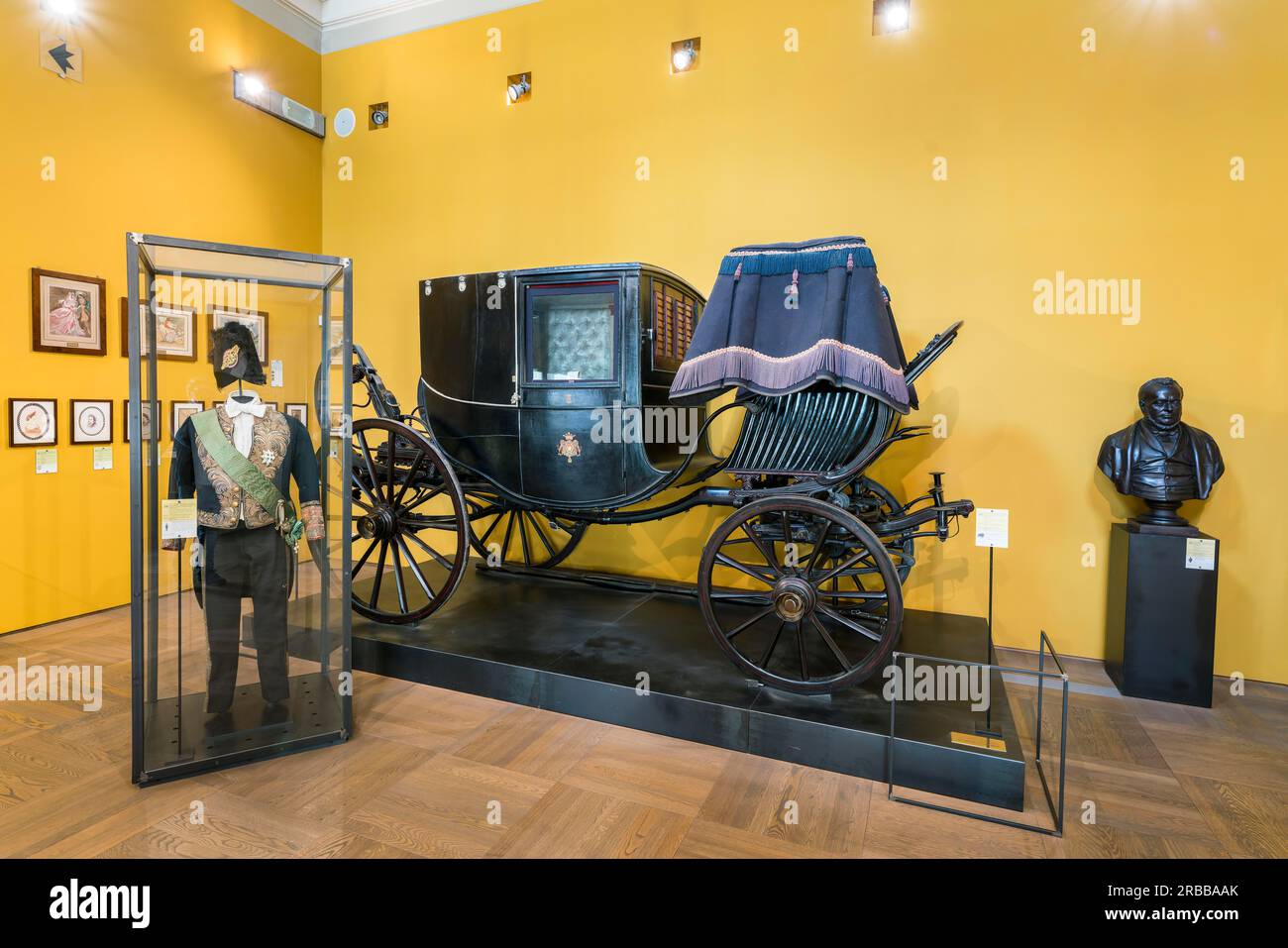 Cavour's carriage, state coach, for the trip to the Congress of Paris 1856 -58, original uniform and bust of Camillo Benso Count of Cavour, Camillo Stock Photo