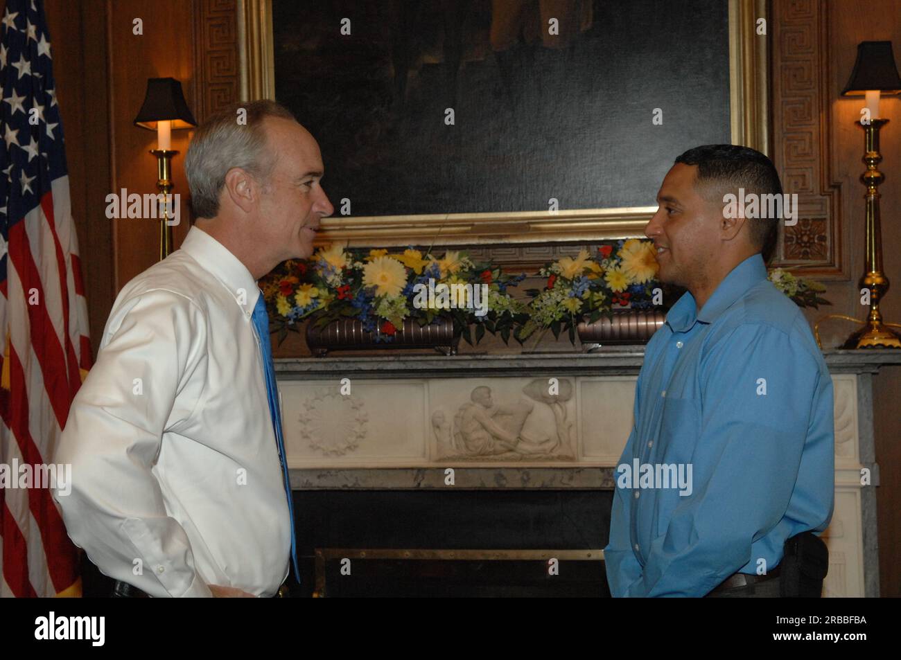 Secretary Dirk Kempthorne with Interior staffer Edwin Candelario at Main Interior Stock Photo