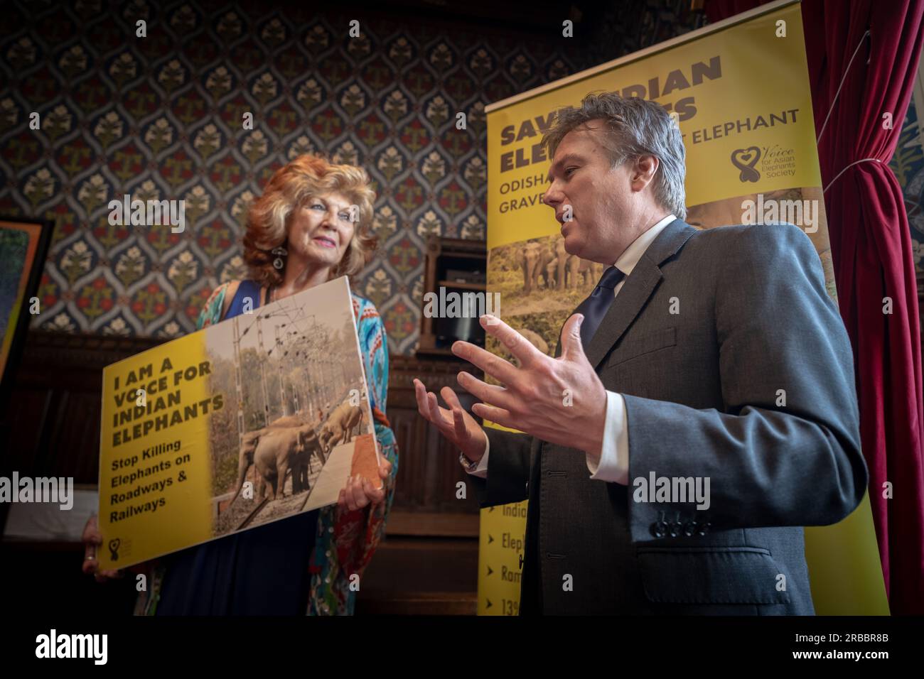 L-R actor Rula Lenska and MP Henry Smith show support on the Asian elephant crisis. Westminster, London, UK Stock Photo