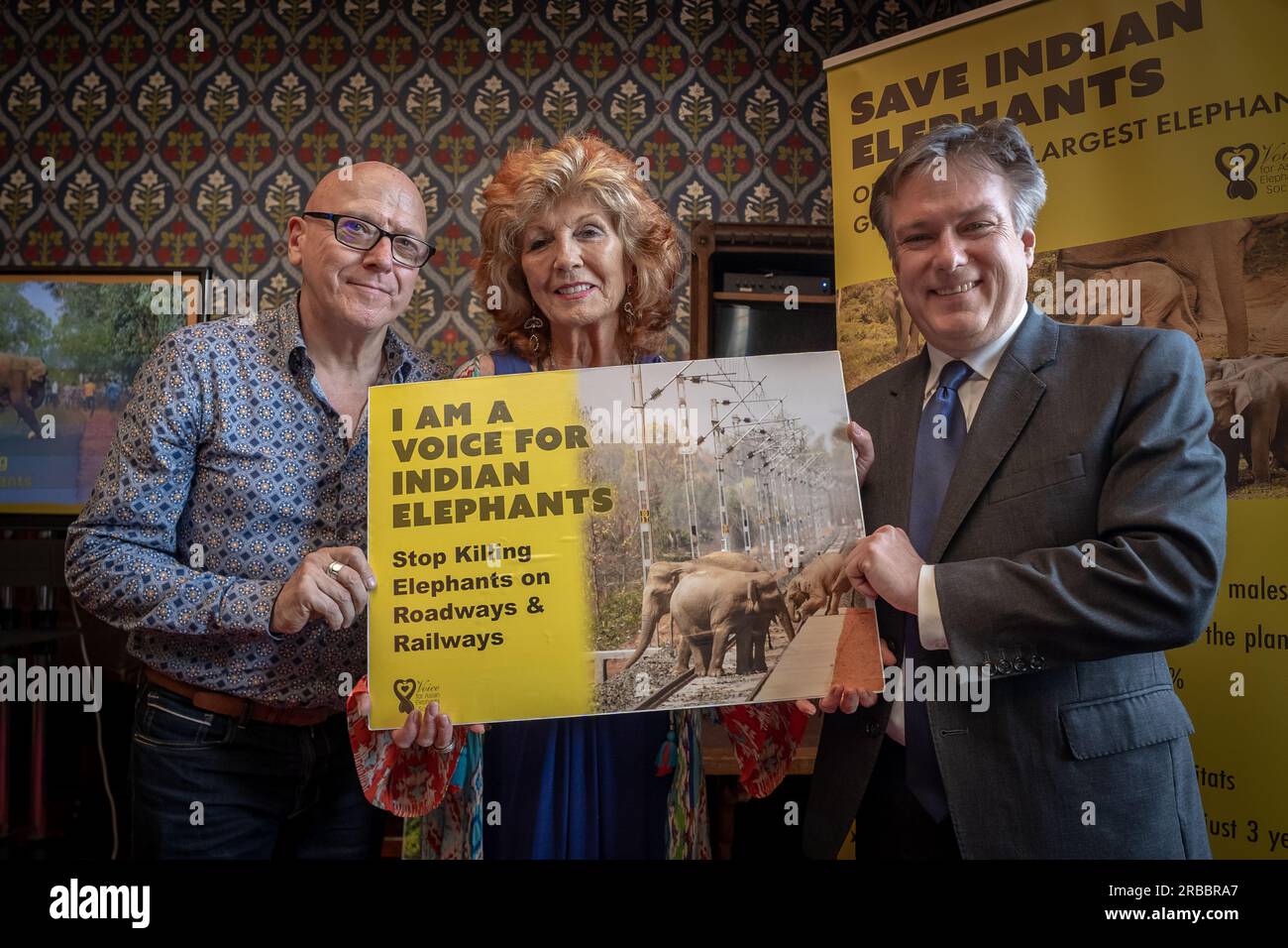 L-R British artist, Gary Hodges, actor Rula Lenska and MP Henry Smith show support on the Asian elephant crisis. Westminster, London, UK Stock Photo