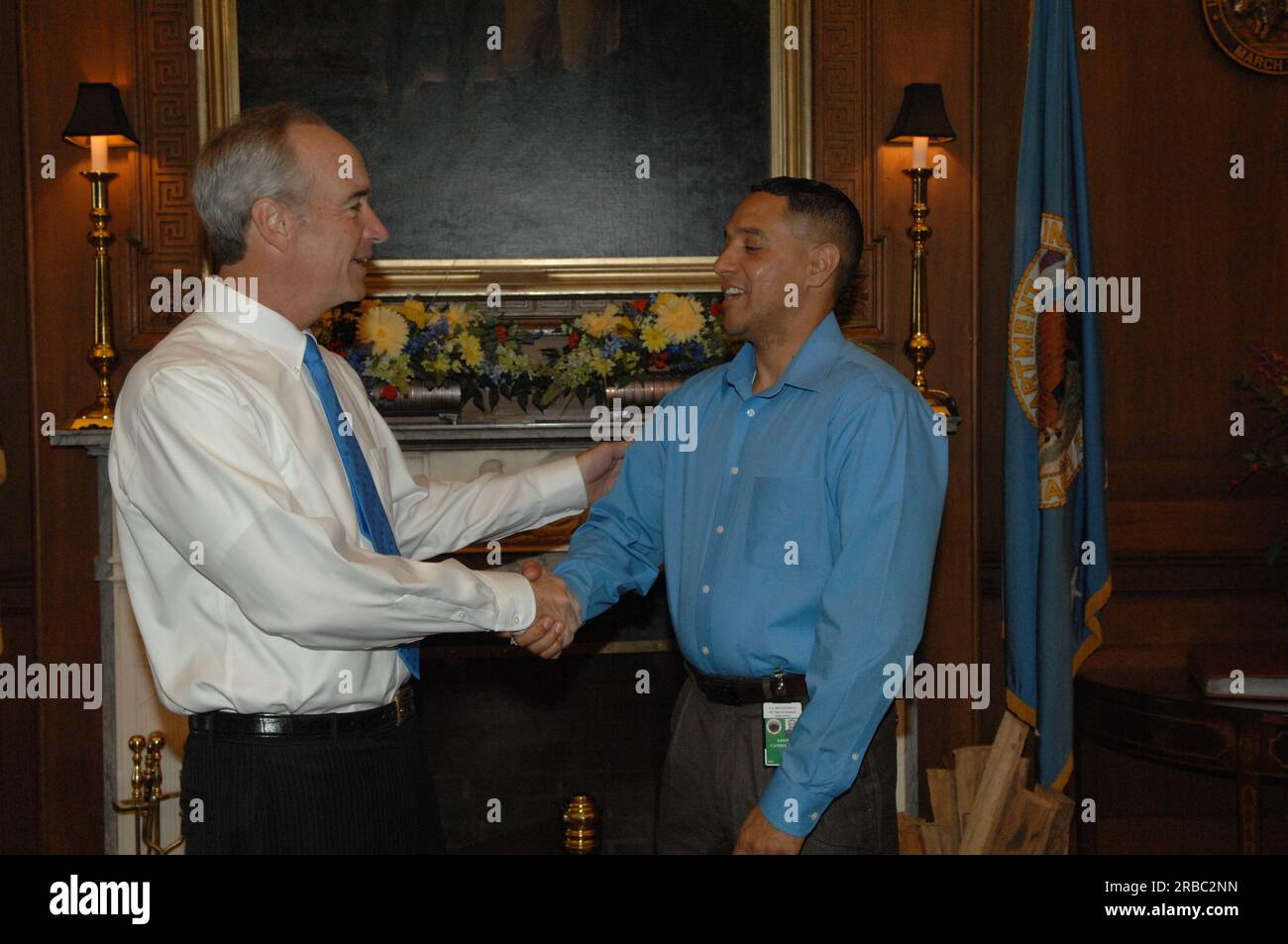 Secretary Dirk Kempthorne with Interior staffer Edwin Candelario at Main Interior Stock Photo