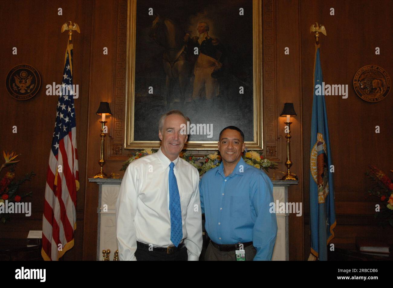 Secretary Dirk Kempthorne with Interior staffer Edwin Candelario at Main Interior Stock Photo