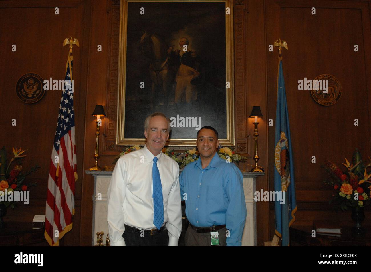 Secretary Dirk Kempthorne with Interior staffer Edwin Candelario at Main Interior Stock Photo