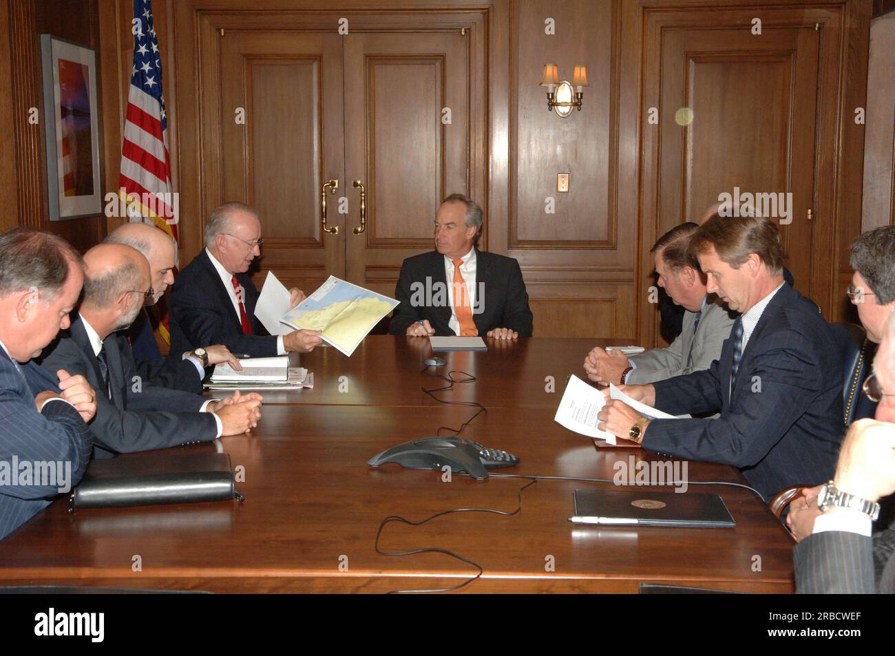 Secretary Dirk Kempthorne meeting at Main Interior with delegation led by California Congressman Howard 'Buck' McKeon, discussing issues related to plans for sand and gravel mine in Soledad Canyon, Los Angeles County Stock Photo