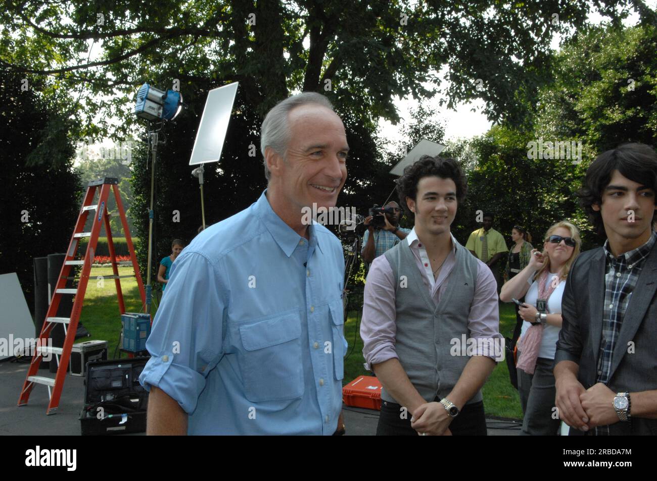 Secretary Dirk Kempthorne and aides joined by pop music stars, the Jonas Brothers--Kevin, Joe, and Nick--for work on Public Service Announcement (PSA) video, shot on the White House South Lawn, promoting the 'Get Outdoors, It's Yours' campaign Stock Photo