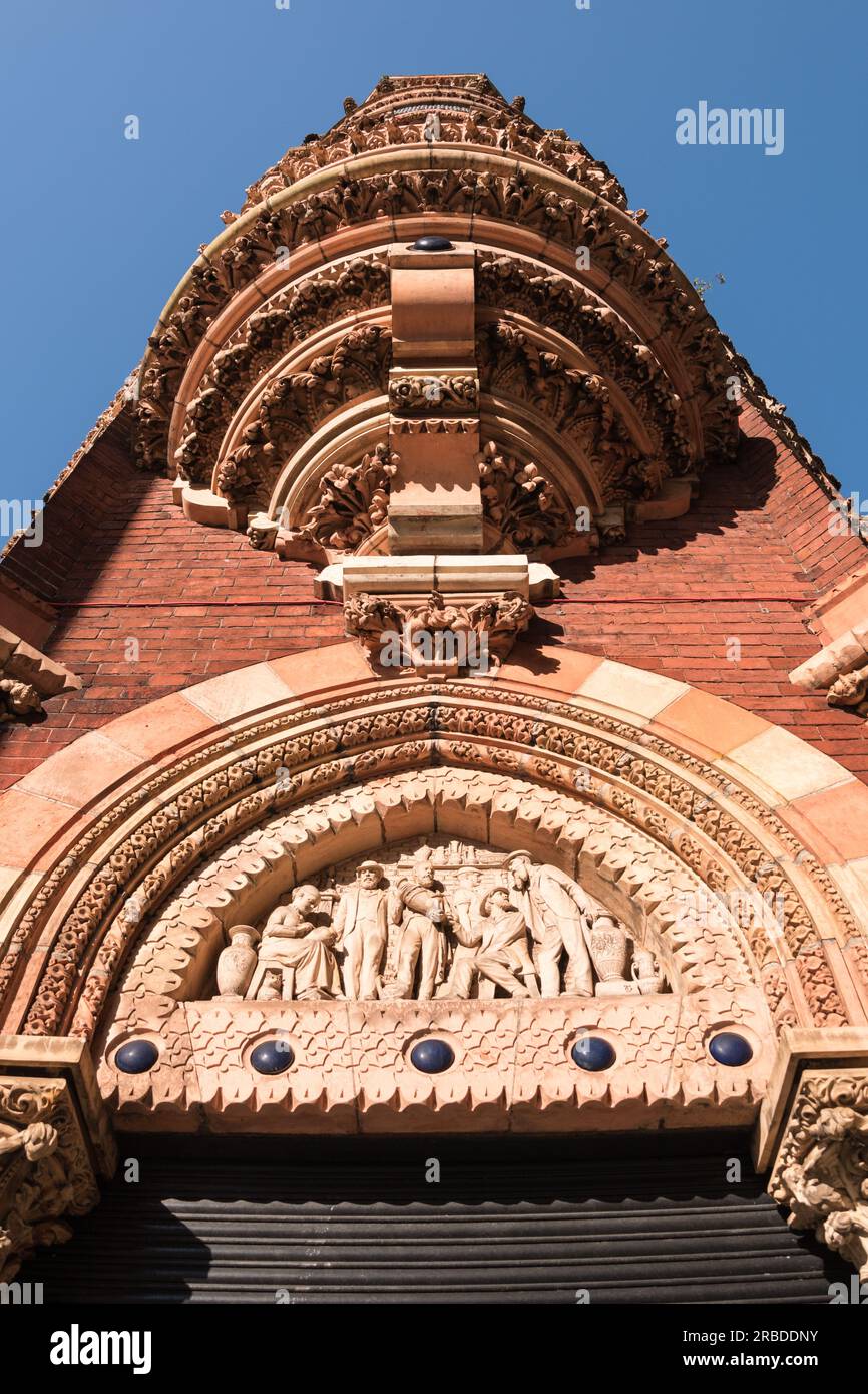 George Tinworth’s tympanum relief of ‘Mr Doulton in his Studio’ above Southbank House, the former Royal Doulton factory office on Lambeth High Street Stock Photo