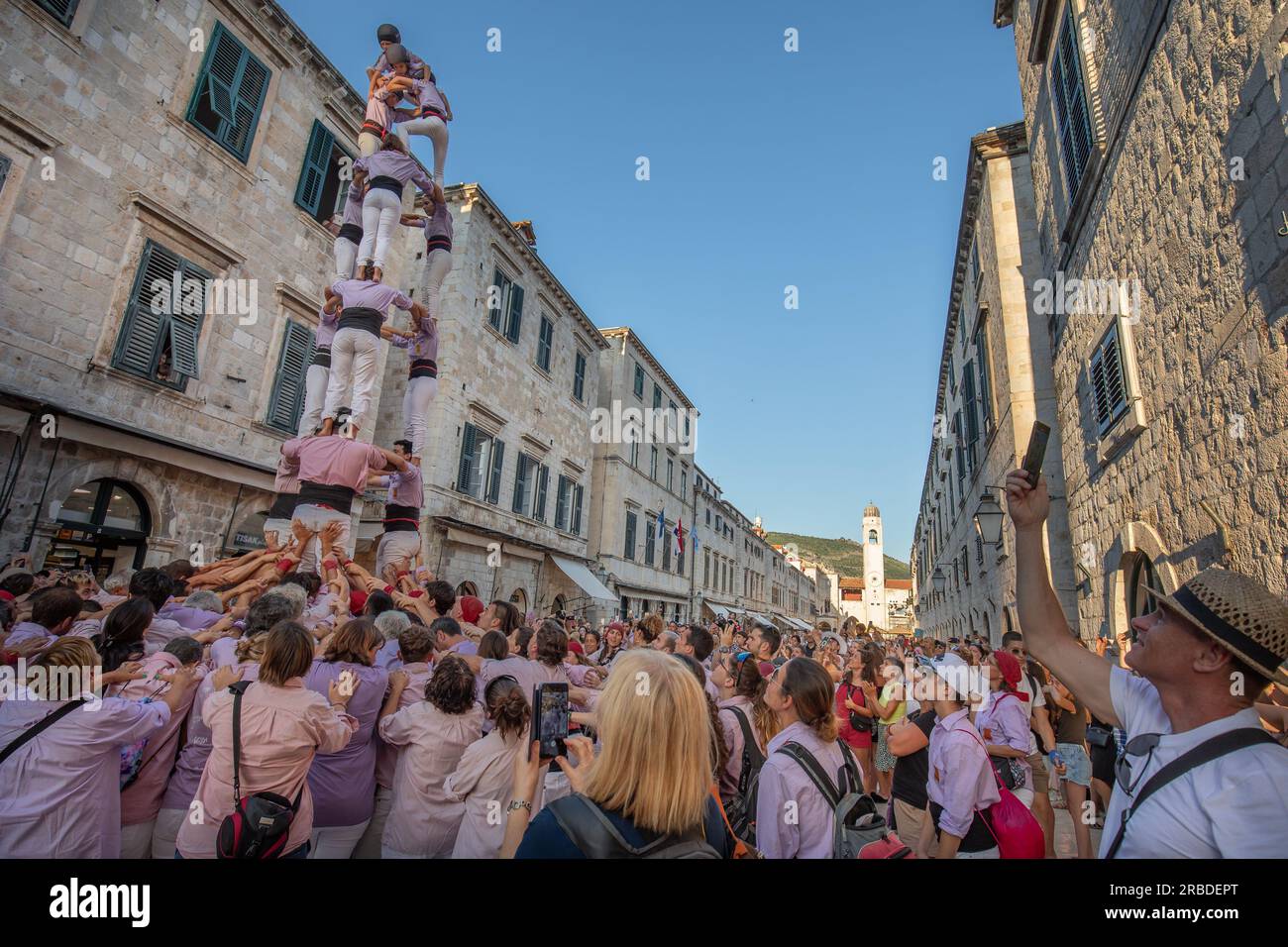 Dubrovnik, Croatia. 08th July, 2023. Members of the Minyons de Terrassa stand on each other's shoulders as they form a traditional Catalan human tower in Dubrovnik Old Town, Croatia on July 8, 2023. Photo: Grgo Jelavic/PIXSELL Credit: Pixsell/Alamy Live News Stock Photo