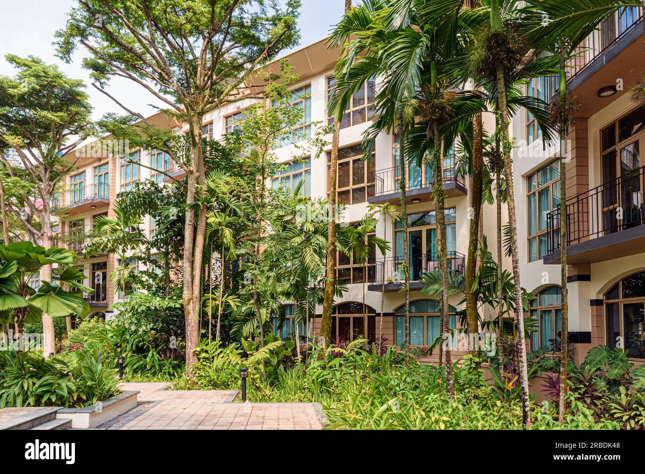The lush green landscaping of Treetops Executive Residences, an apartment hotel on Orange Grove Rd, Singapore Stock Photo