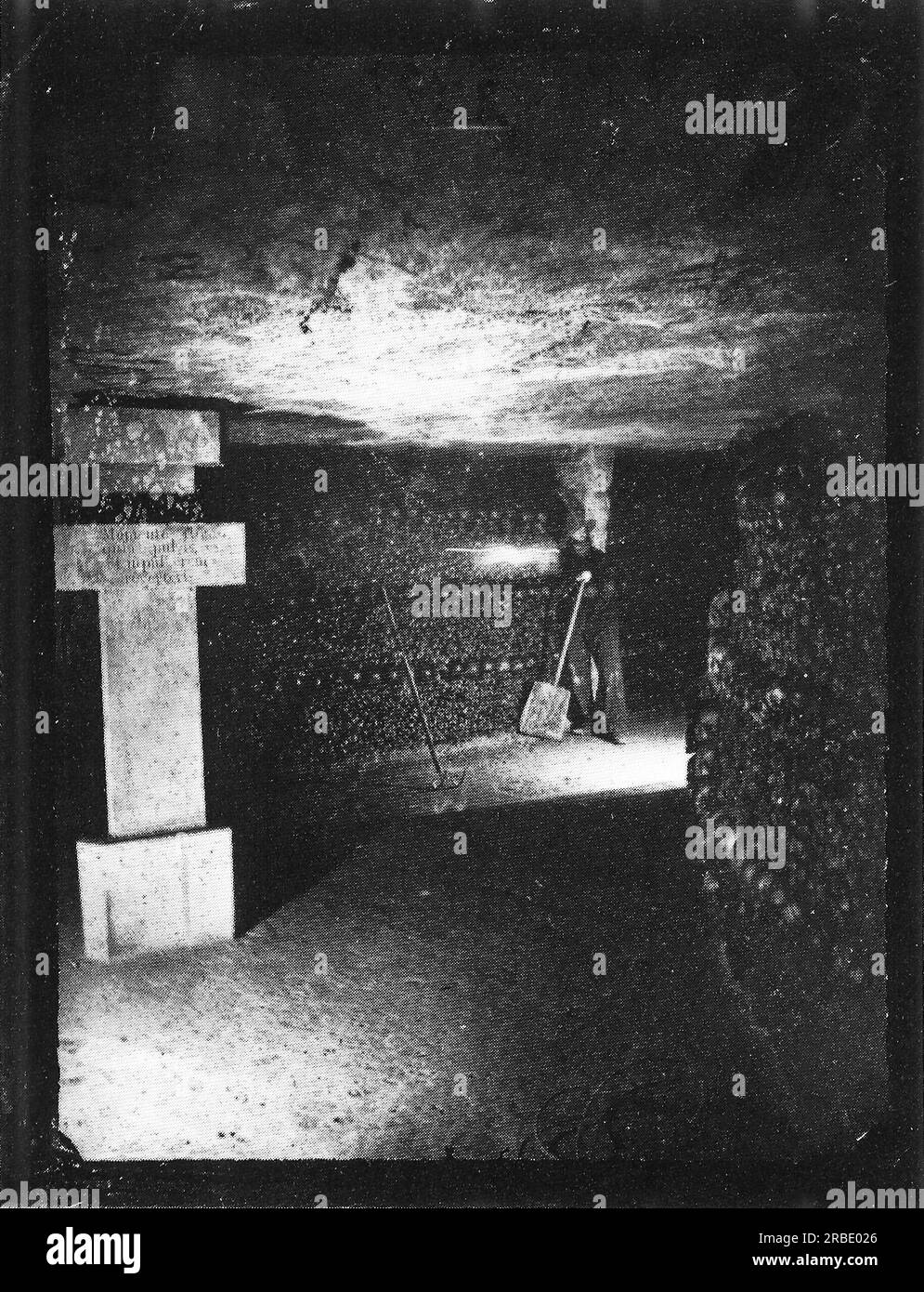 Catacombes De Paris 1861 By Felix Nadar Stock Photo Alamy catacombes-de-paris-1861-by-felix-nadar-stock-photo-alamy