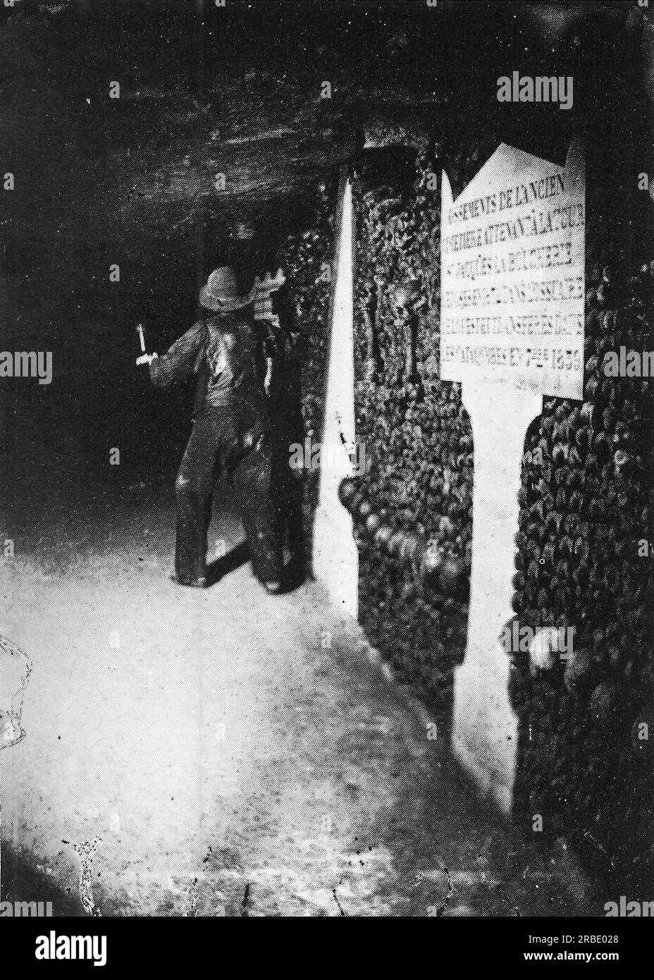 Catacombes De Paris 1861 By Felix Nadar Stock Photo Alamy catacombes-de-paris-1861-by-felix-nadar-stock-photo-alamy