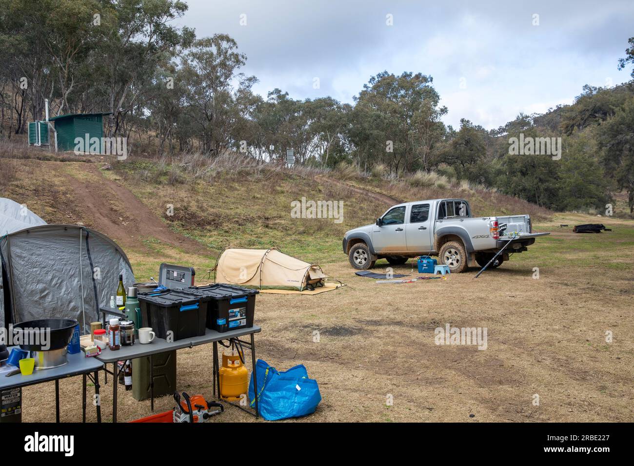 Australian camp site tents and camping kitchen at Randwick hole reserve on the Bridle track between Hill End and Bathurst, NSW,Australia Stock Photo