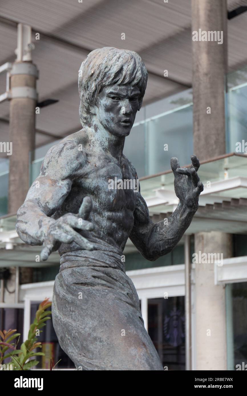 Statue of Bruce LEE at Tsim Sha Tsui Waterfront, Hong Kong, China Stock Photo Alamy