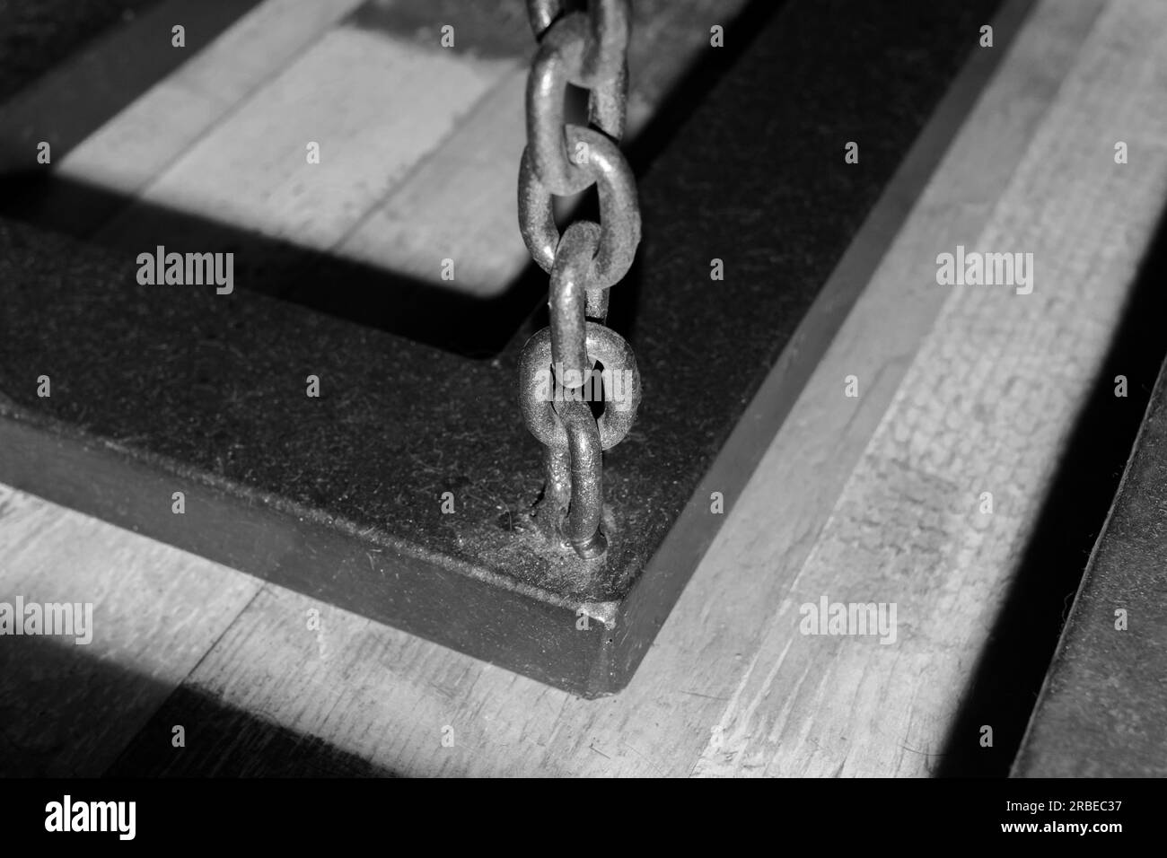 Chain hoist lift heavy weight cargo load hang object gear winch