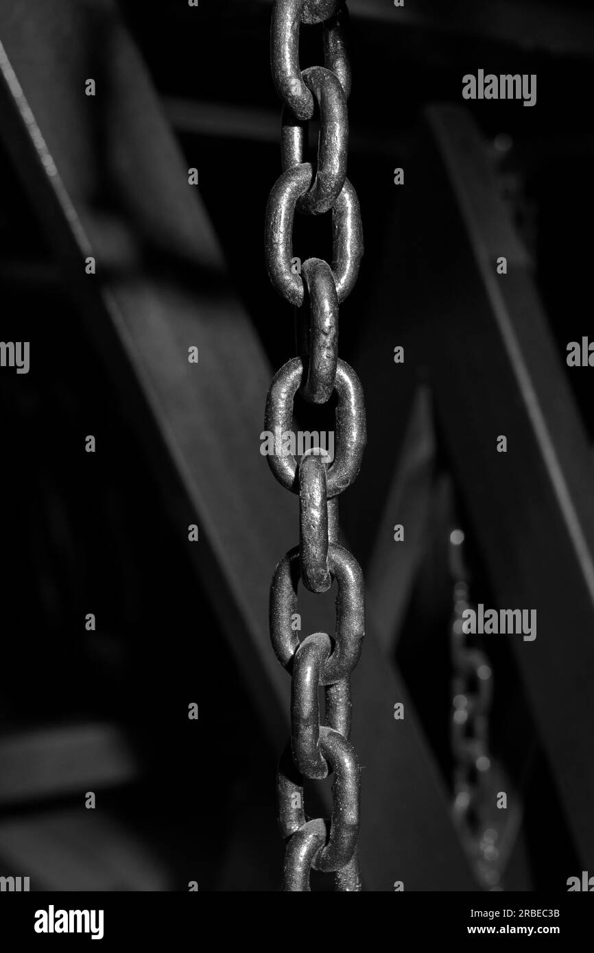 Chain hoist lift heavy weight cargo load hang object gear winch