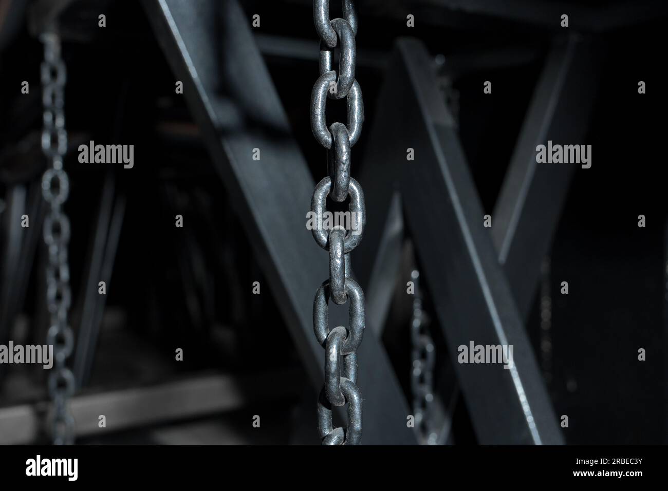 Chain hoist lift heavy weight cargo load hang object gear winch