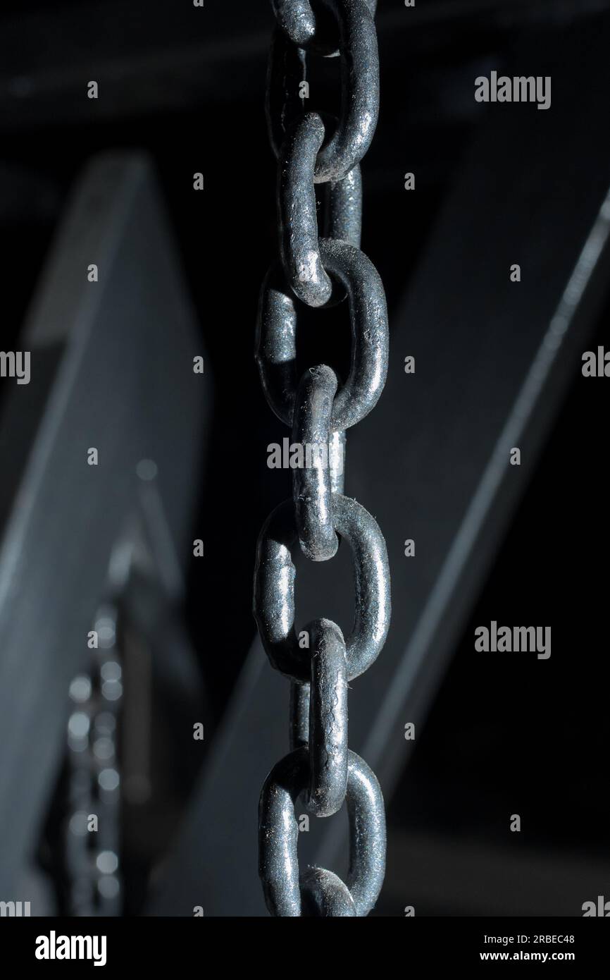 Chain hoist lift heavy weight cargo load hang object gear winch