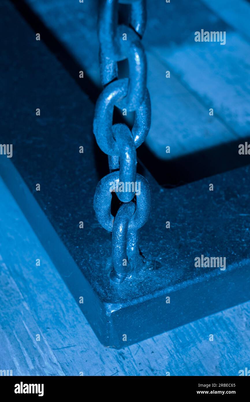 Chain hoist lift heavy weight cargo load hang object gear winch