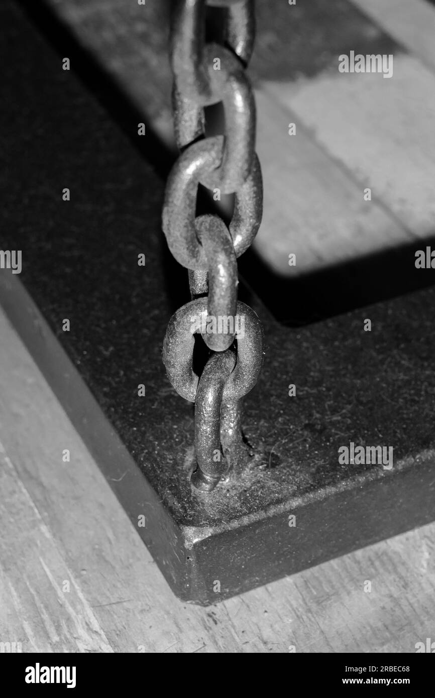 Chain hoist lift heavy weight cargo load hang object gear winch