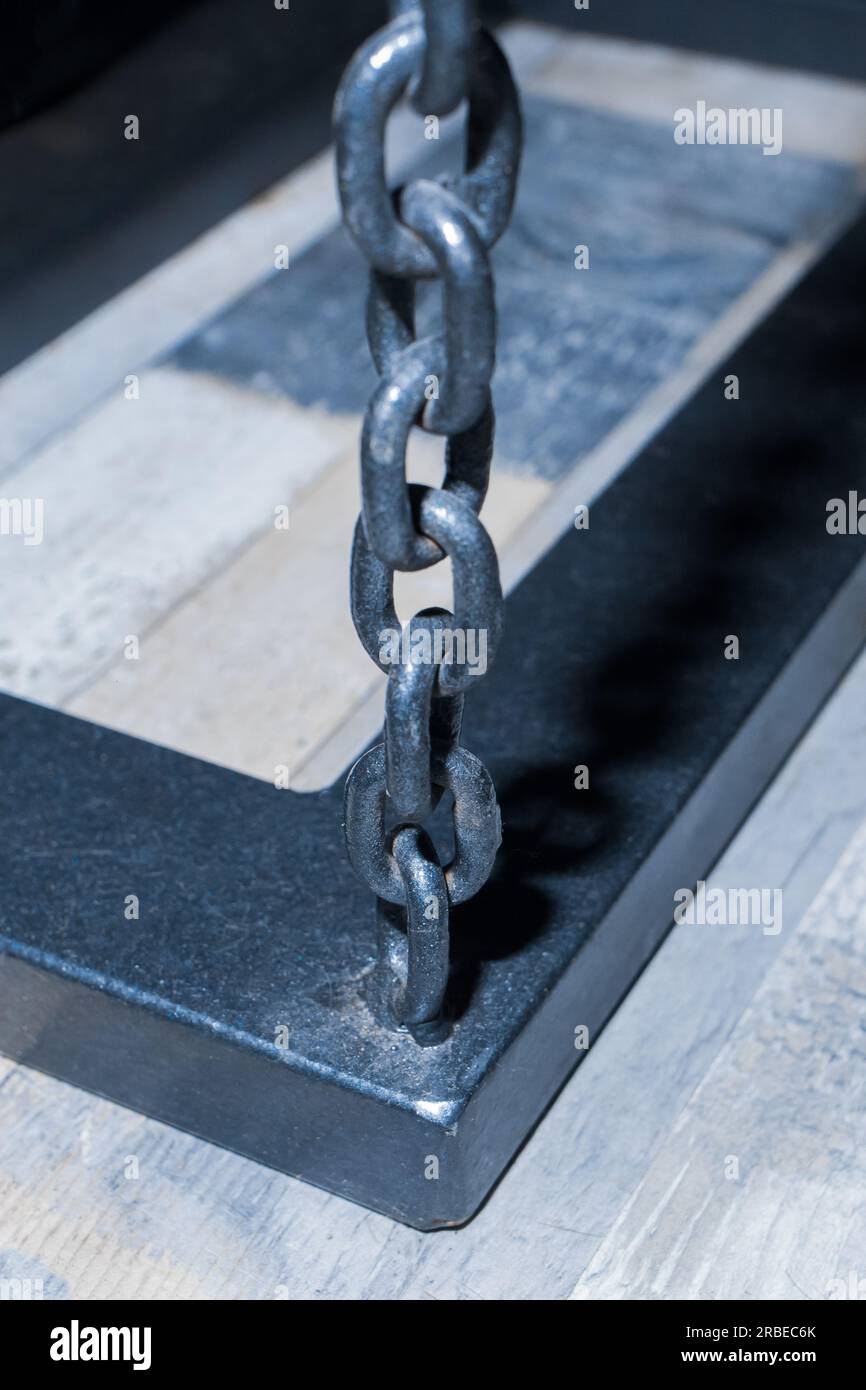 Chain hoist lift heavy weight cargo load hang object gear winch