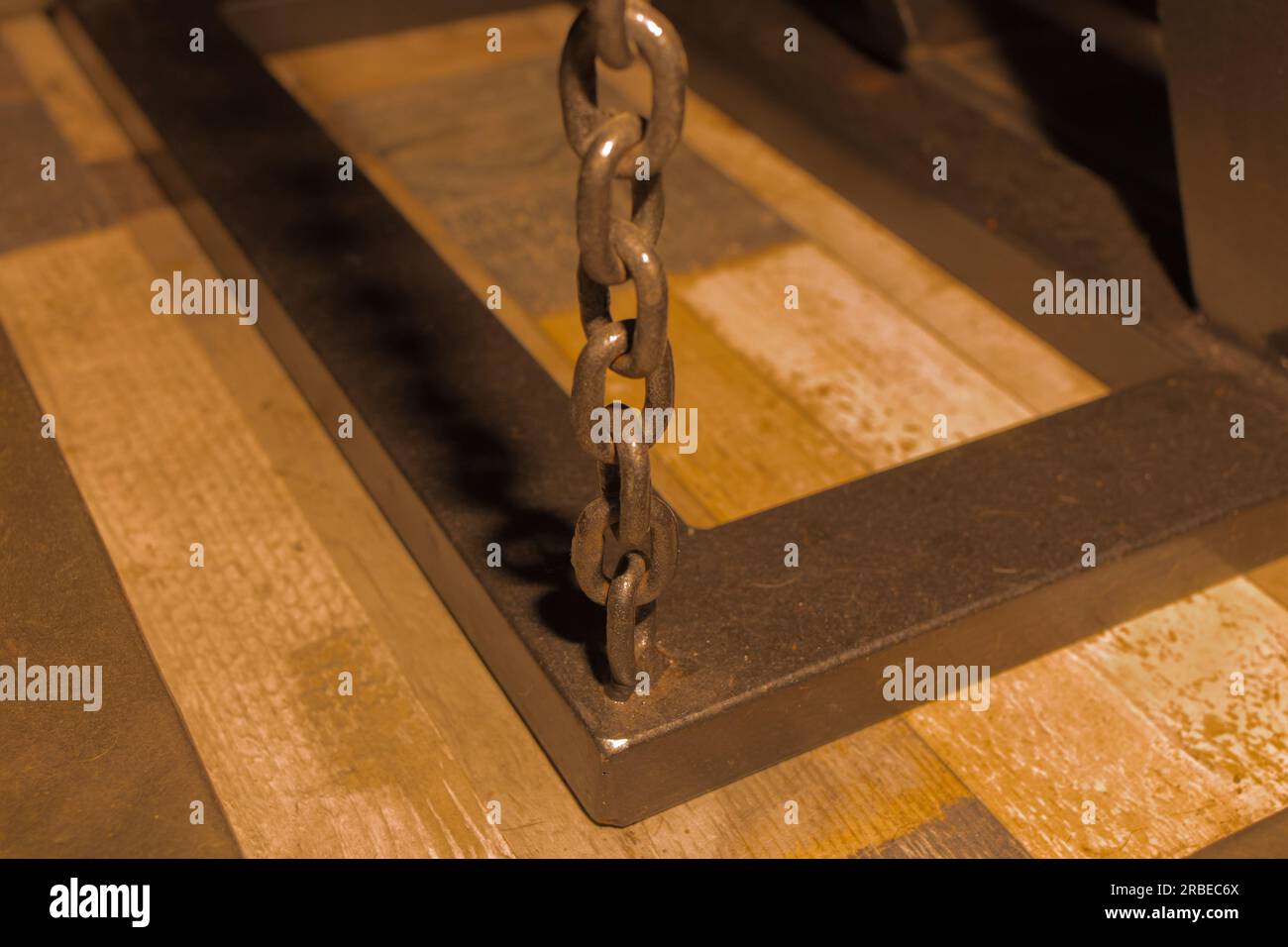 Chain hoist lift heavy weight cargo load hang object gear winch