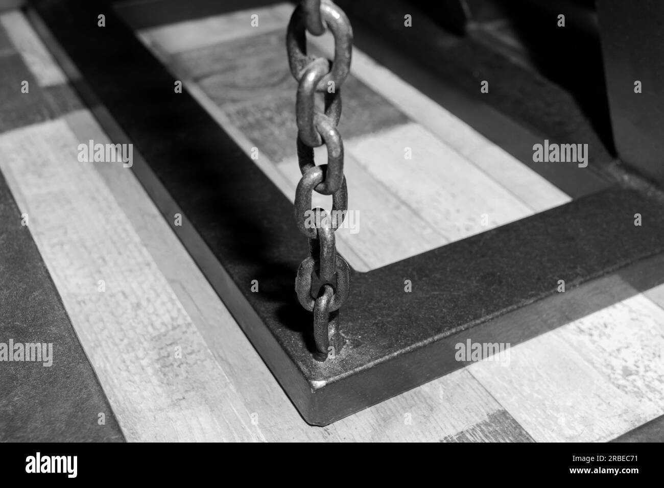 Chain hoist lift heavy weight cargo load hang object gear winch