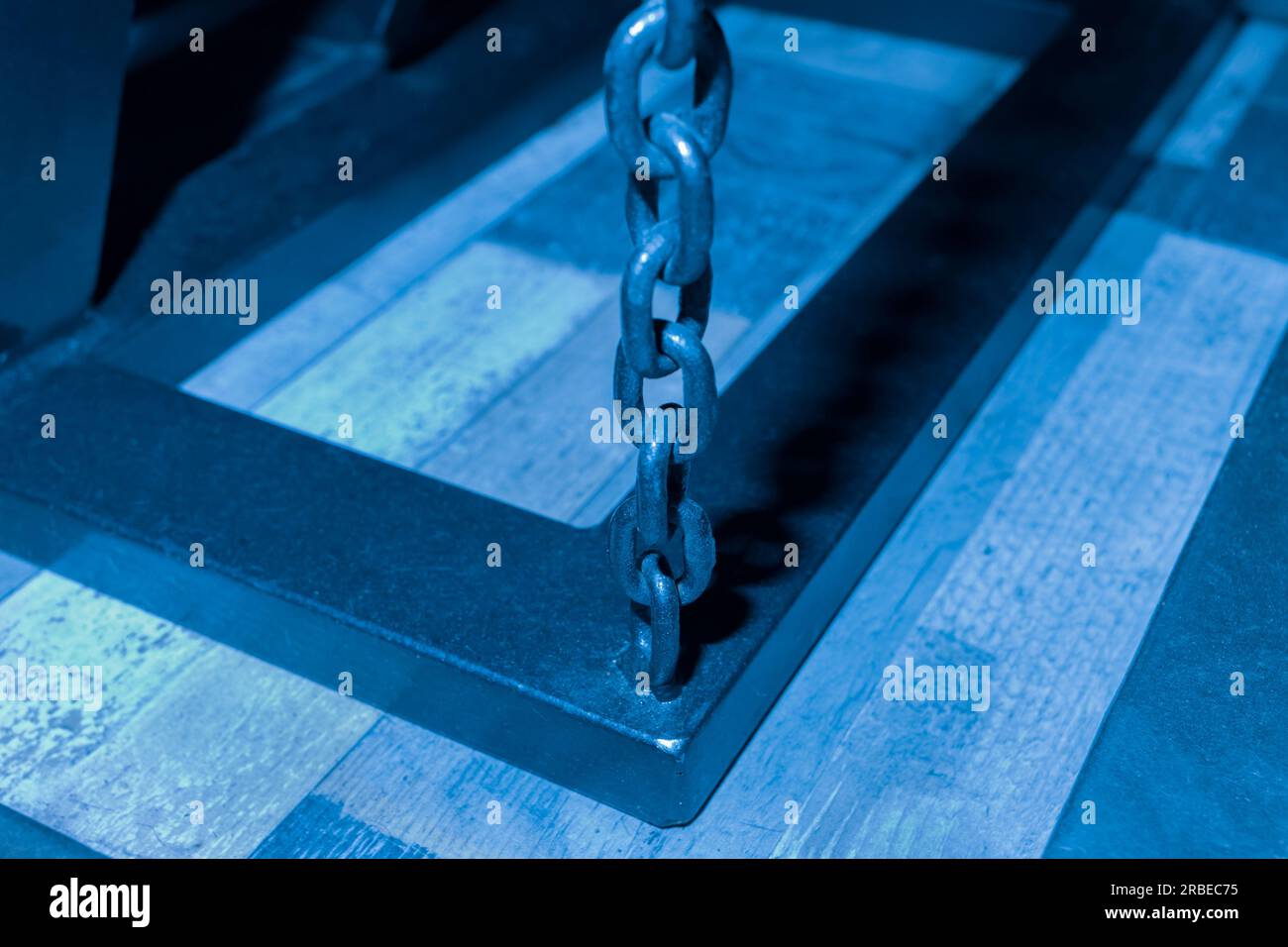 Chain hoist lift heavy weight cargo load hang object gear winch