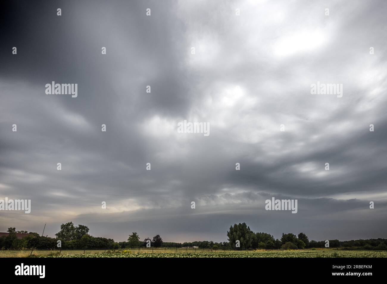 SOMEREN - An approaching thunderstorm in Someren. After the tropical heat of the weekend, the KNMI has declared code orange for extreme weather conditions again. ANP ROB ENGELAAR netherlands out - belgium out Stock Photo