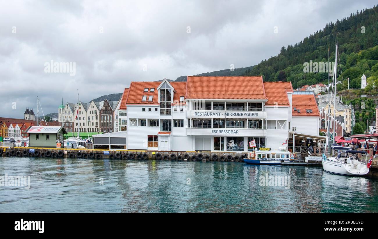 views of the Bryggeriet Microbryggeri pub restaurant from across the bay near the vibrant fish market locally known as Fisketorget, Bergen, Norway Stock Photo