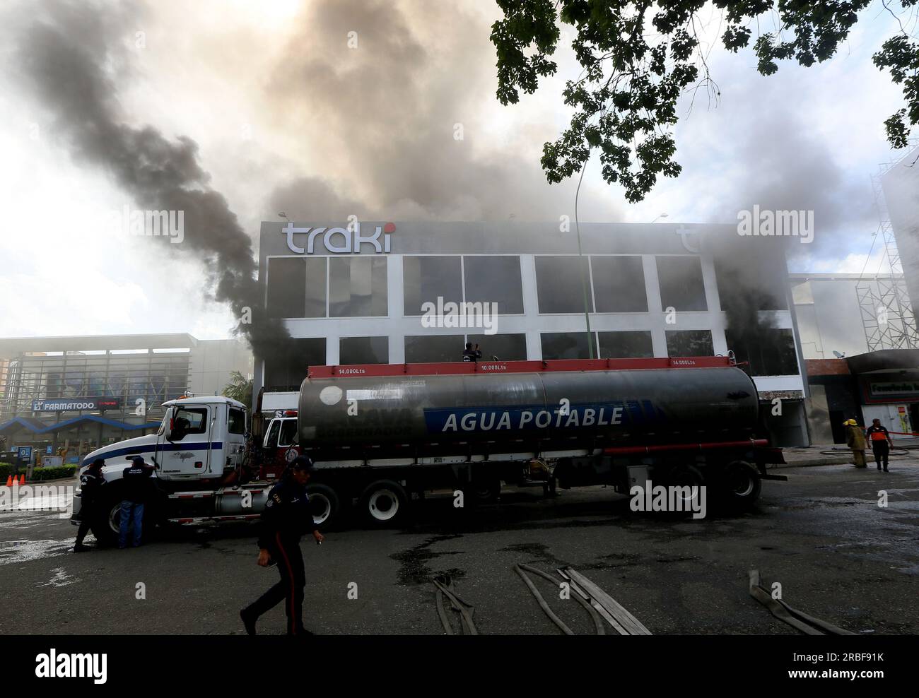 Valencia, Venezuela. 9th July, 2023. A large-scale fire originated in the Traki store on Bolivar Avenue, this being one of the main clothing stores at considerably affordable prices, which had recently been under renovation. Investigations are expected to make the origin of the fire official, the percentage of the store destroyed. (Credit Image: © Juan Carlos Hernandez/ZUMA Press Wire) EDITORIAL USAGE ONLY! Not for Commercial USAGE! Stock Photo