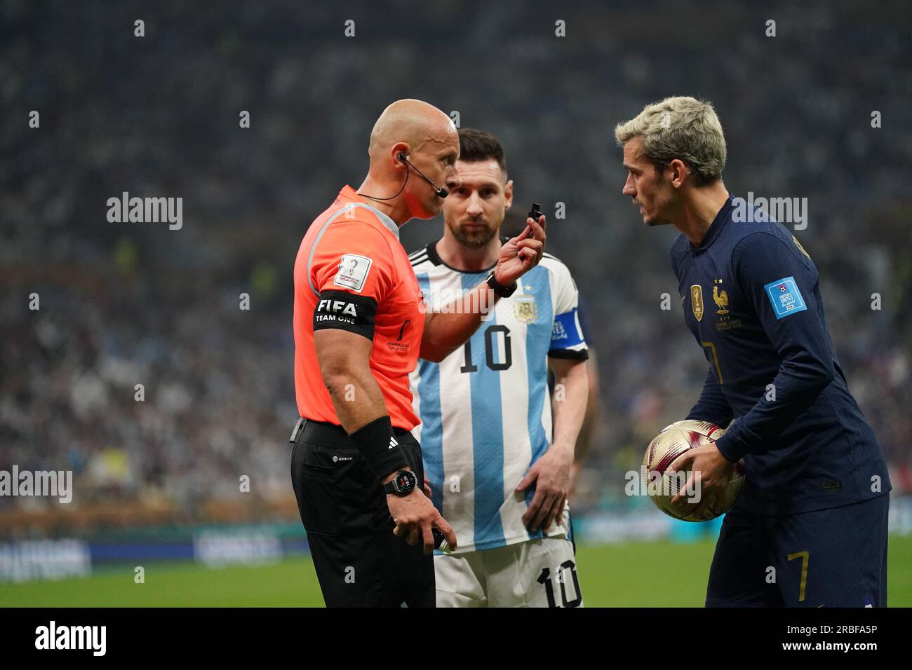 Lusail, Qatar, 18th. December 2022. The Referee Szymon Marciniak talk to Antoine Griezmann during the match between Argentina vs. France, Match 64, Fi Stock Photo
