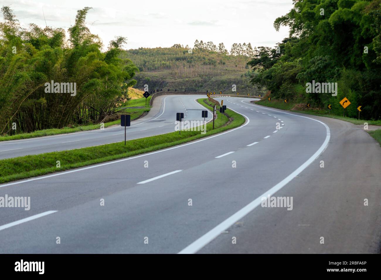 view of the Fernao Dias highway, BR 381, when vehicles are not moving - curves on the highway Stock Photo