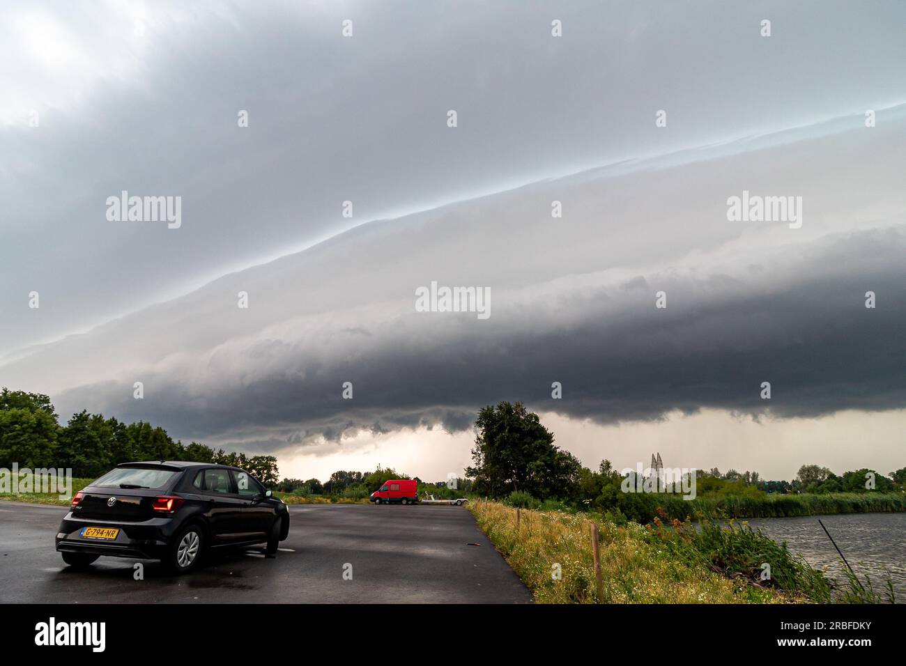 Shelfcloud roll cloud shelf cloud storm severe weather flooding zwolle
