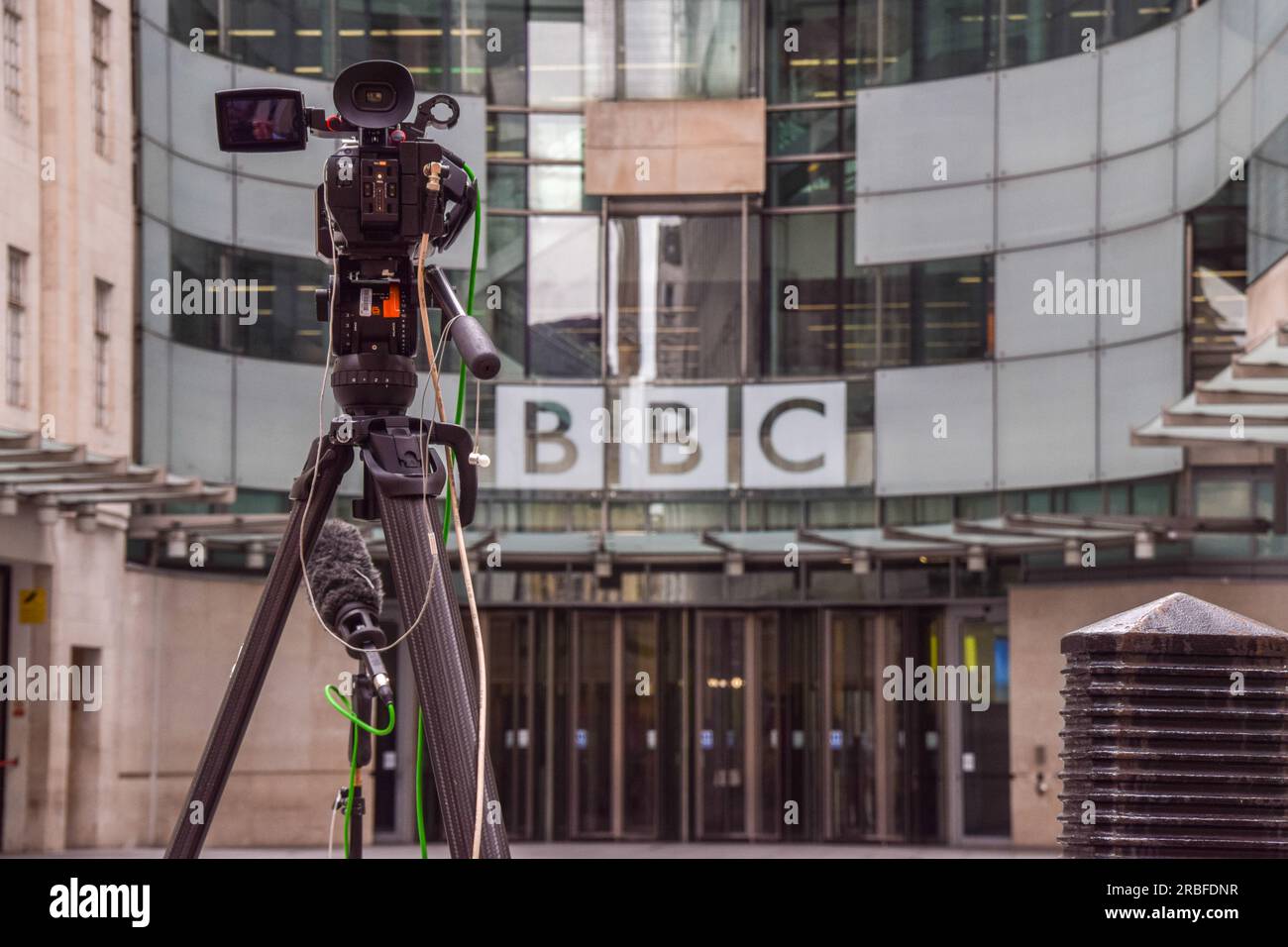 Outside broadcasting house hi-res stock photography and images - Alamy