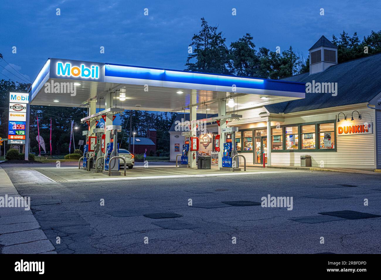 Mobil gas station hires stock photography and images Alamy