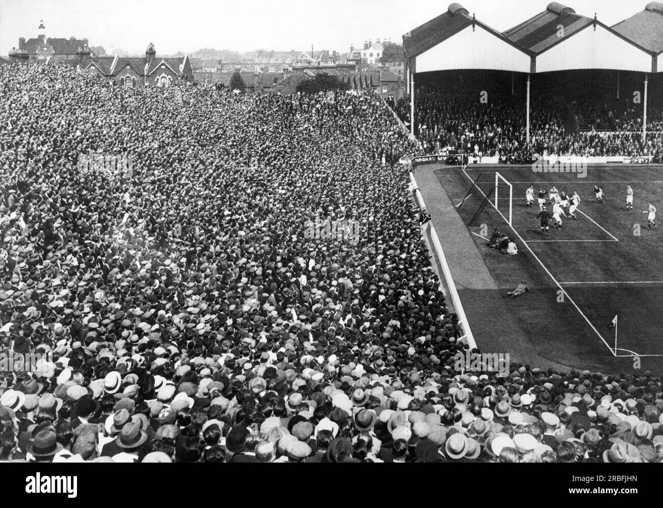 London, England:  August 26, 1933 Part of the huge crowd at Arsenal Stadium in Highbury to witness the first game of the football season between Arsenal and Birmingham. Stock Photo